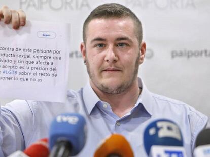 Guillem Montoro, concejal transexual de Paiporta, Valencia, muestra uno de los mensajes críticos que ha recibido.