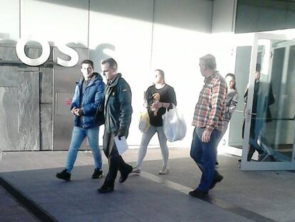 El preso Gonzalo Montoya (de azul) sale del hospital en Asturias, en una foto cedida por su mujer. | Vídeo: ATLAS