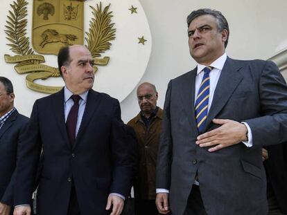 El embajador español en Venezuela, Jesús Silva (derecha), con el presidente de la Asamblea Nacional, Julio Borges.