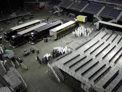 El equipo de producción de Wizink Center prepara el escenario y la pista del recinto.