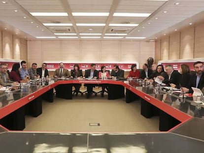 FOTO: El secretario general del PSOE, Pedro Sánchez, encabeza la reunión de la Ejecutiva Federal. / VÍDEO: Sánchez presenta la nueva web de los socialistas.