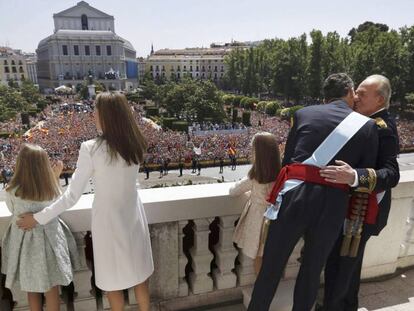 El Rey y su familia en un balcón del palacio de Oriente (Madrid) el 19 de junio de 2014, día de su proclamación.