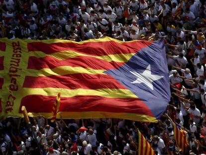 Manifestantes portan una estelada gigante en Barcelona. / Vídeo: Cientos de manifestantes protestan frente al Parlament.