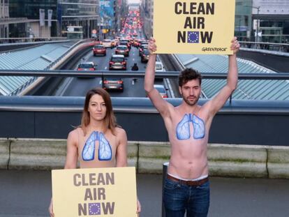 Protesta de activistas de Greenpeace en Bruselas contra la contaminación. / Vídeo: Declaraciones del Comisario Europeo de Medio Ambiente, Karmenu Vella.