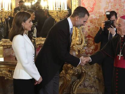 Los Reyes saludan al nuncio del Vaticano, Renzo Fratini, este miércoles en el Palacio Real.