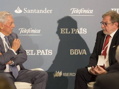 Mario Vargas Llosa conversa con Juan Luis Cebrián, en el diálogo de apertura.