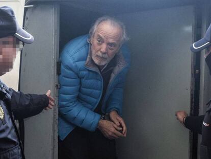 El empresario Tolo Cursach, a su llegada en un furgón policial a los juzgados de Vía Alemania de Palma, en una imagen de archivo. En vídeo, así era el imperio de Cursach.