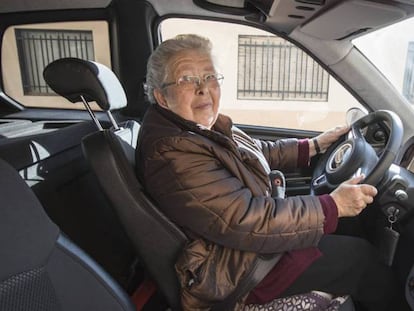 Trini Cebrián, la vecina de Alginet, Valencia, que se ha sacado el carnet con 84 años, al volante de su vehículo.