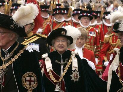 La reina Isabel II, con su esposo Felipe de Edimburgo (a la derecha), en junio de 2007 en la sesión anual de la Orden de la Jarretera en Windsor. En vídeo, Felipe VI recibe la Orden de la Jarretera.