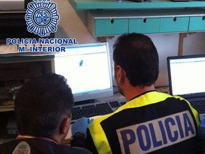 Agentes de Policía investigan delitos en la Red.