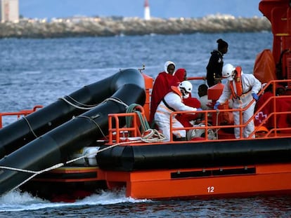 Imagen de archivo de un barco de Salvamento Marítimo tras un rescate en el Mediterráneo.