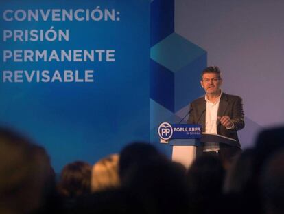 FOTO: El ministro de Justicia, Rafael Catalá, interviene en la Convención Nacional del PP sobre la prisión permanente revisable que se celebra en Córdoba. / VÍDEO: Declaraciones de Rajoy en Córdoba.