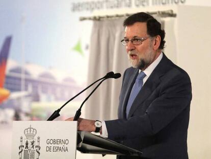 El presidente del Gobierno, Mariano Rajoy, aplaude tras la Convención Nacional del PP sobre la prisión permanente revisable este sábado en Córdoba.