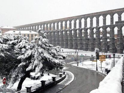 El acueducto de Segovia durante la intensa nevada registrada este domingo en la ciudad.