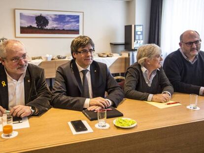 El expresident Puigdemont junto a los exconsellers Lluis Puig y Clara Ponsatí, y el portavoz adjunto de JxCAT, Eduard Pujol.