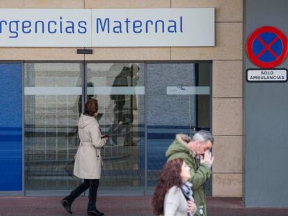 Puerta de urgencias del hospital materno infantil Virgen de la Arrixaca de Murcia. En vídeo, declaraciones de Dolors Montserrat, ministra de Sanidad.