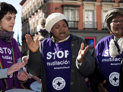 Rachel Isiorho (centro) y Monica Lutunlayo (derecha) cantan una canción contra la ablación junto a otra activista.