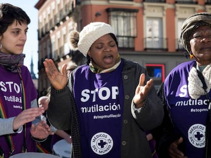 Rachel Isiorho (centro) y Monica Lutunlayo (derecha) cantan una canción contra la ablación junto a otra activista.