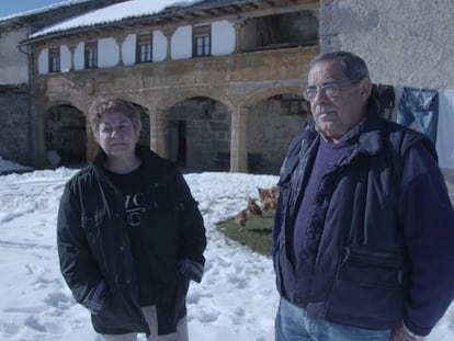 María Isabel Álvarez y Huberto Allende, afectados por el desalojo, delante de su vivienda, en Burón, León.