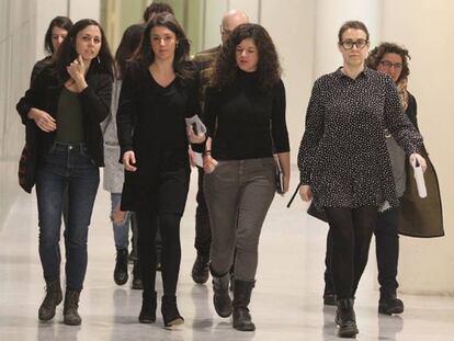 FOTO: Irene Montero en los pasillos del Congreso. / VÍDEO: Montero dice "portavozas" durante una comparecencia en el Congreso, el martes pasado.
