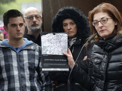 Maite Pagazaurtundua exhibe un informe sobre el terrorismo de ETA en presencia de la viuda e hijo de Joseba Pagazaurtundua.