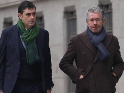 Granados (d), a su llegada a la Audiencia Nacional.