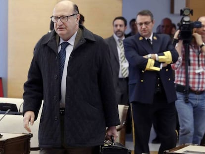 El presidente del Tribunal de Cuentas, Ramón Álvarez de Miranda, a su llegada al Congreso. Chema Moya EFE