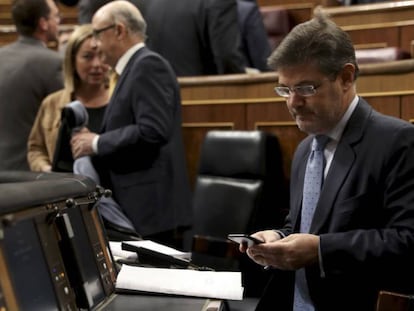 El ministro de Justicia en su escaño del Congreso de los Diputados este miércoles momentos antes de la sesión de control al Gobierno. Claudio Alvarez FOTO: EL PAÍS / VÍDEO: ATLAS