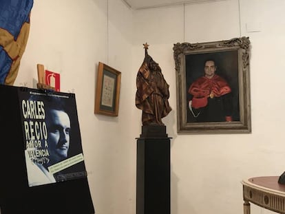 Algunas de las piezas de la exposición de Carles Recio, con un busto y un cuadro de él mismo. En vídeo, declaraciones de Carles Recio.