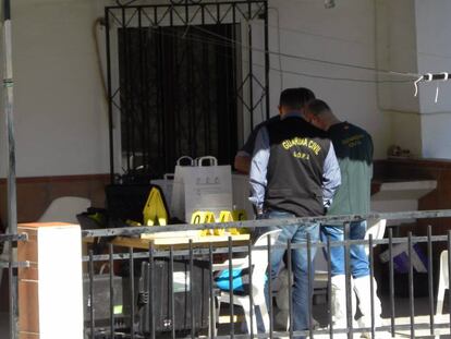 Agentes de la Guardia Civil en el lugar del crimen en La Viñuela (Málaga).