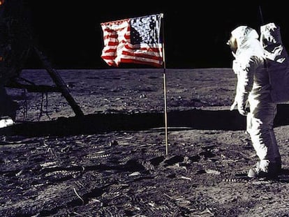 El astronauta Buzz Aldrin saluda a la bandera de EE UU en la superficie lunar el 20 de julio de 1969.