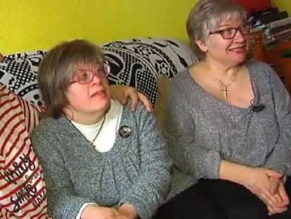 Julia y sus hermanas, en su casa en Cuenca.