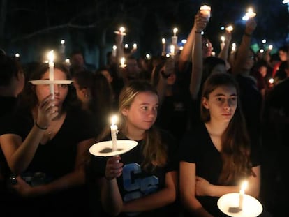 Estudiantes y familiares siguen una vigilia en Parkland por las víctimas del tiroteo en febrero de 2018.