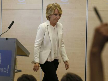 Esperanza Aguirre durante la rueda de prensa en la que ha anunciado su dimisión como portavoz y concejal del Ayuntamiento de Madrid.