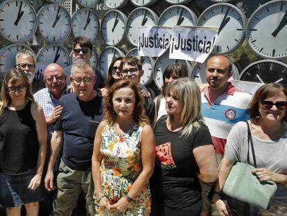 Miembros de la Asociación de Víctimas del Metro de Valencia ante el monumento erigido en memoria de los fallecidos.