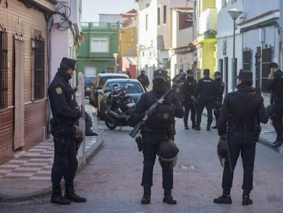 Operación contra el narcotráfico en el barrio de La Atunara de La Línea (Cádiz) el pasado jueves.