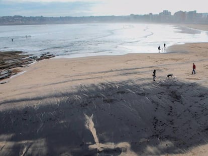 La mancha de carbón sobre la arena de San Lorenzo (Gijón). En vídeo: imágenes de la playa en 2010.
