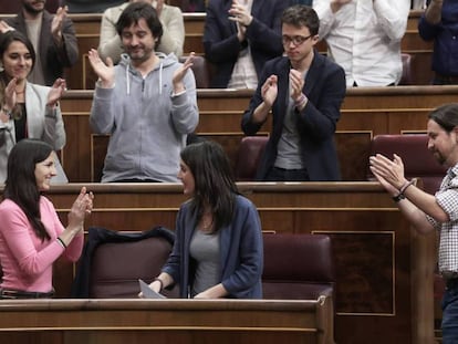 os diputados de Unidos Podemos aplauden a Irene Montero tras defender la iniciativa. En vídeo, las declaraciones de Fátima Báñez.