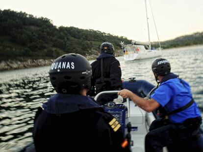 Varios agentes aduaneros abordan un barco sospechoso en la ría de Vigo. En el vídeo, entrevista a Nacho Carretero, autor de 'Fariña'.