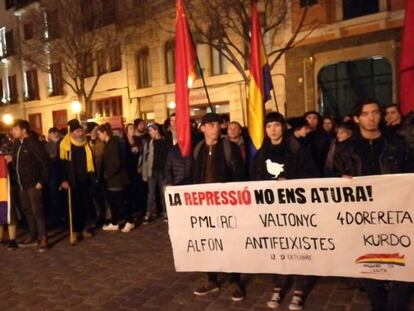 Unas 200 personas se concentran en la plaza de Cort en apoyo a Valtonyc. En vídeo, declaraciones del ministro del Interior.