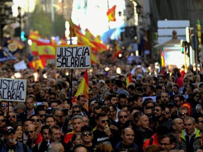 FOTO: Manifestación de policías y guardias civiles por la igualdad salarial en Madrid. / VÍDEO: Declaraciones del ministro del Interior, Juan Ignacio Zoido, este miércoles.