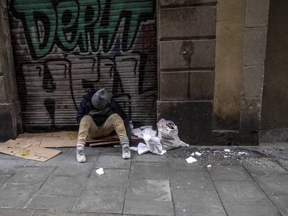 Un adicto, sentado en el suelo en Barcelona.