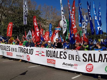 Cabecera de la manifestación de funcionarios de prisiones que ha recorrido este sábado el centro de Madrid.