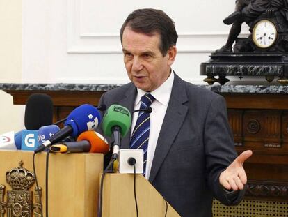 El presidente de la Federación Española de Municipios y Provincias (FEMP), Abel Caballero, en una rueda de prensa en Madrid este lunes.