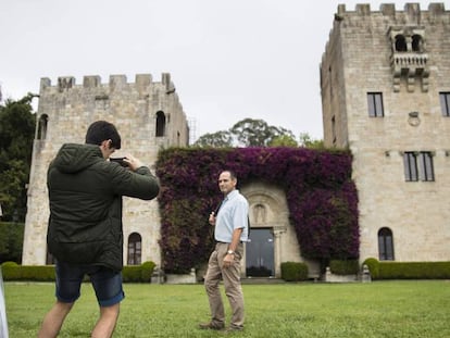 Turistas visitan el pazo de Meirás, en el municipio de Sada (A Coruña).