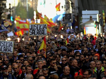 Miles de policías y guardias civiles se manifiestan en el centro de Madrid por la equiparación salarial.
