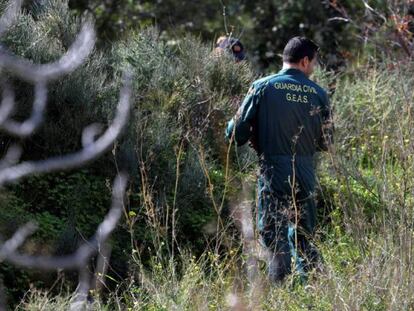 Miembros de la Guardia Civil participan en la búsqueda del menor desaparecido en Níjar (Almeria).