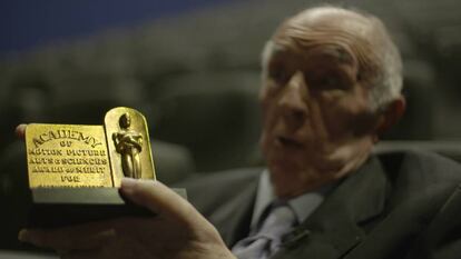Juan de la Cierva con el Oscar que ganó en 1970. En vídeo, el reportaje.