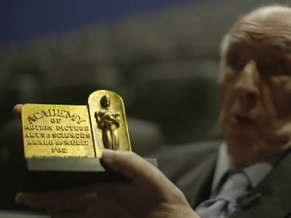 Juan de la Cierva con el Oscar que ganó en 1970. En vídeo, el reportaje.