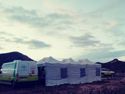 Puesto de mando del operativo de búsqueda del menor desaparecido en Níjar, a primera hora de la mañana.